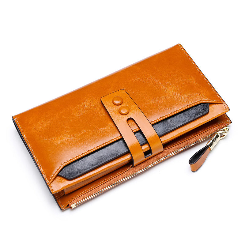 Oil-Waxed Leather Card Holder in Brown with Zipper and Stylish Closure